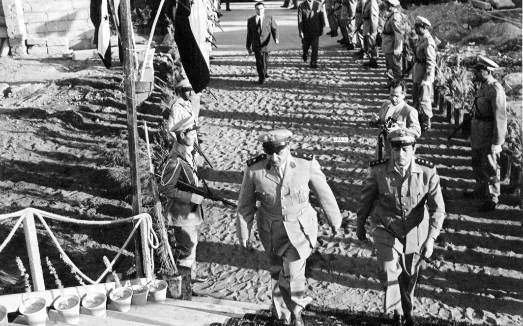 اللواء توفيق نظام الدين والنقيب أديب شرف في إحدى المناسبات عام 1957