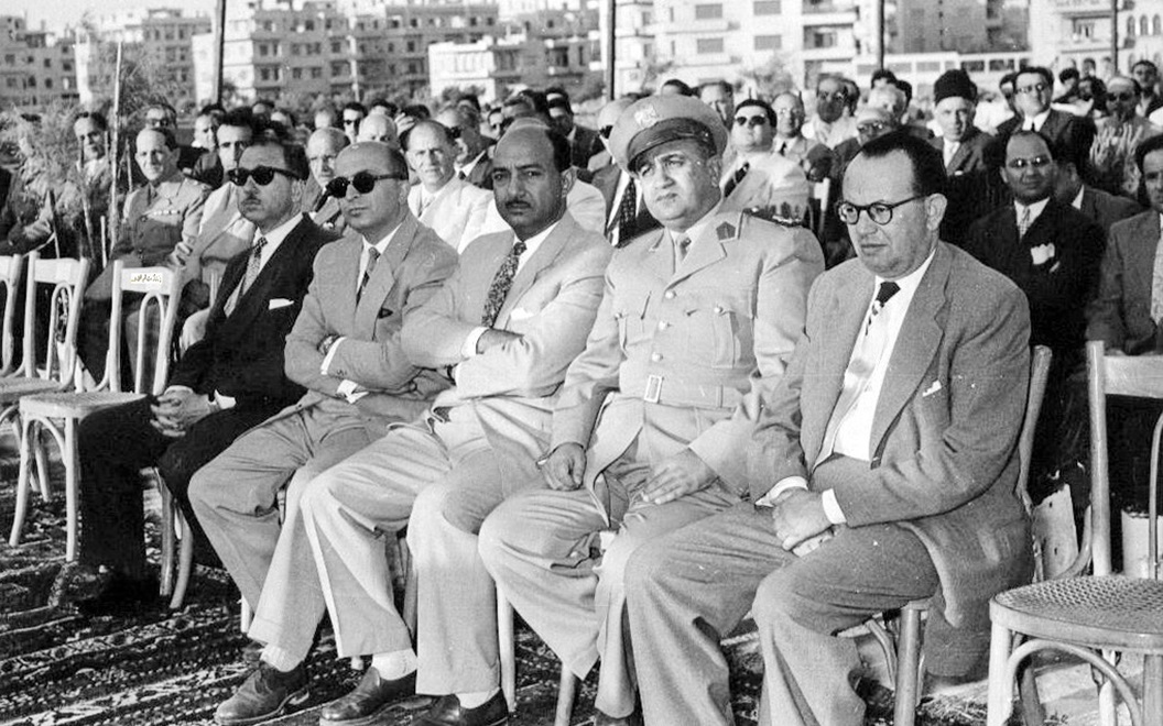 توفيق نظام الدين ومحمود رياض سفير مصر وعبد الجليل الراوي سفير العراق 1957
