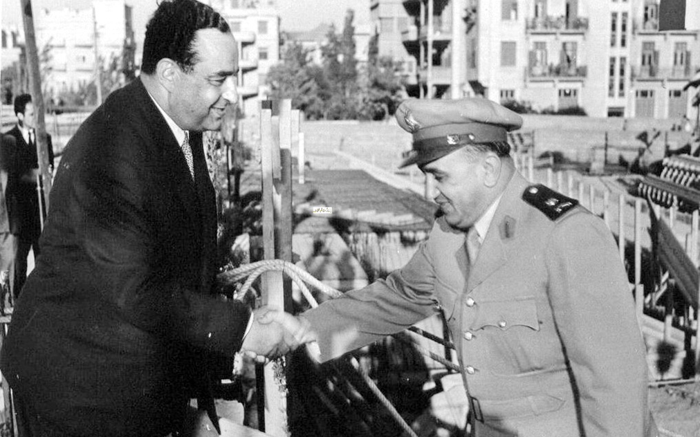 اللواء توفيق نظام الدين وأحد مستقبليه في إحدى المناسبات 1957 (1)
