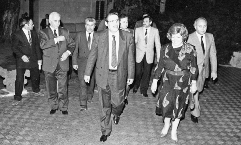 نجاح العطار في استقبال محمود الزعبي في حفل تكريم الفنانين التشكيليين عام 1989م
