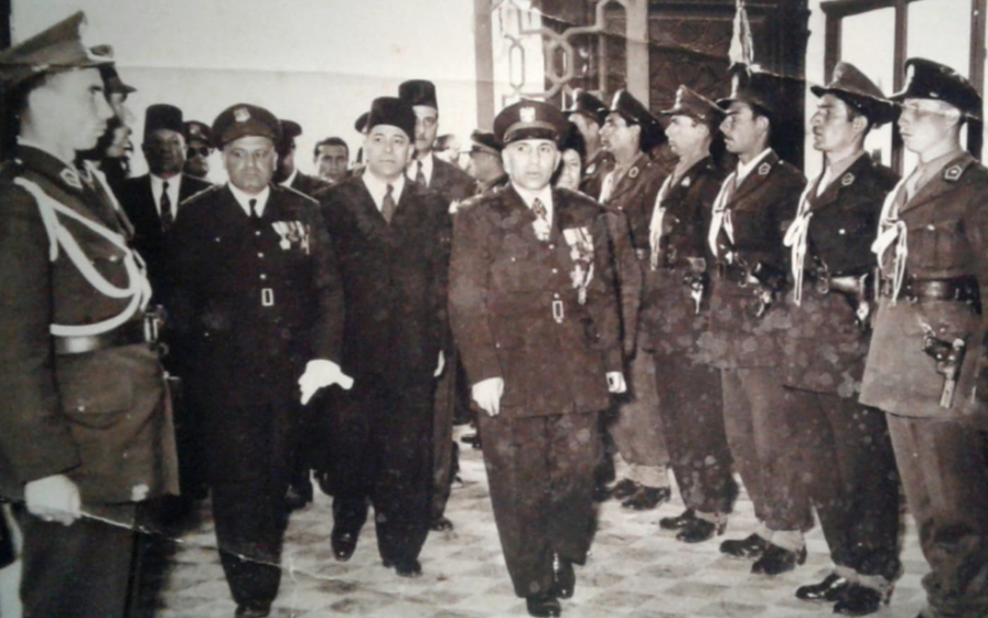 أديب الشيشكلي في فندق أبي الفداء الكبير في حماة عام 1952