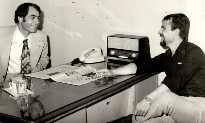 الشاعران فايز خضور ومحمود السيد في مبنى صحيفة الثورة في دمشق عام 1972م