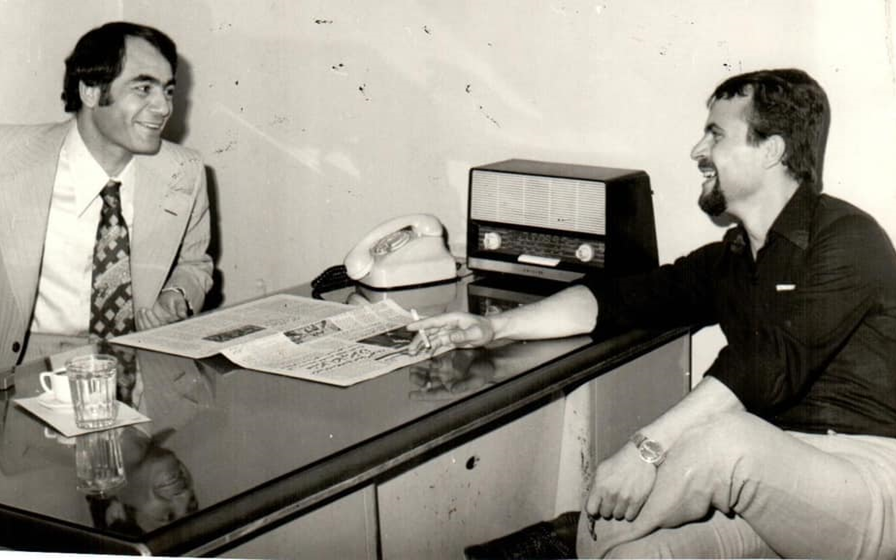 الشاعران فايز خضور ومحمود السيد في مبنى صحيفة الثورة في دمشق عام 1972م