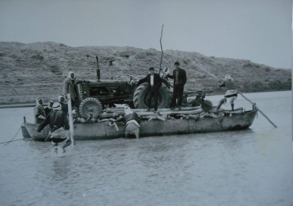 التاريخ السوري المعاصر - نقل جرار زراعي على السفن عبر الفرات عام 1967