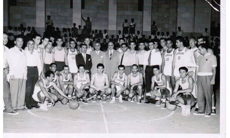 منتخب سورية ومنتخب لبنان على أرض الملعب البلدي لكرة السلة عام 1954