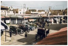 صور تاريخية ملونة - سيارات أمام مبنى النافعية قرب باب الفرج في حلب 1937