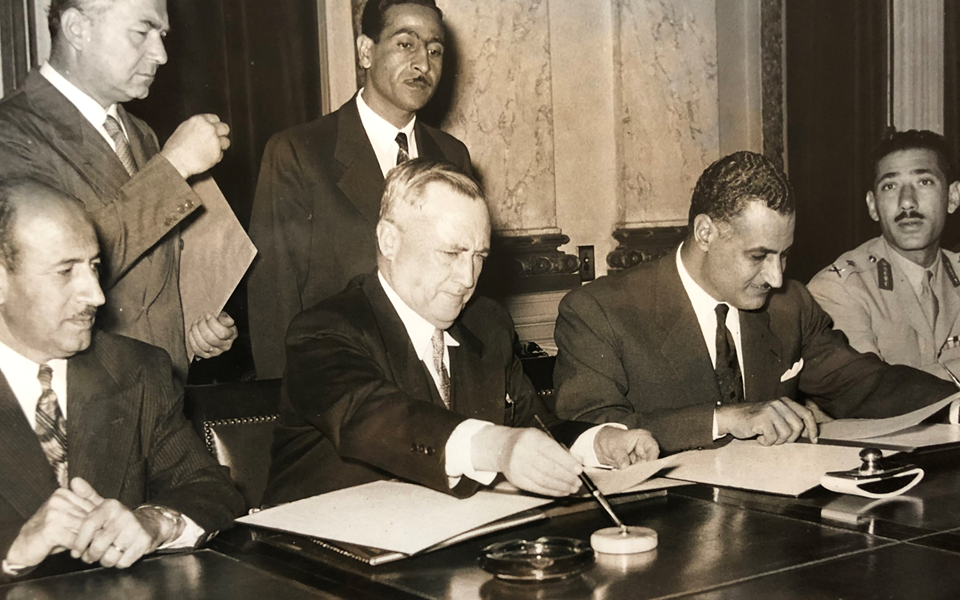 جمال عبد الناصر و سعيد الغزي يوقعان اتفاق القيادة المشتركة عام 1955 (1)