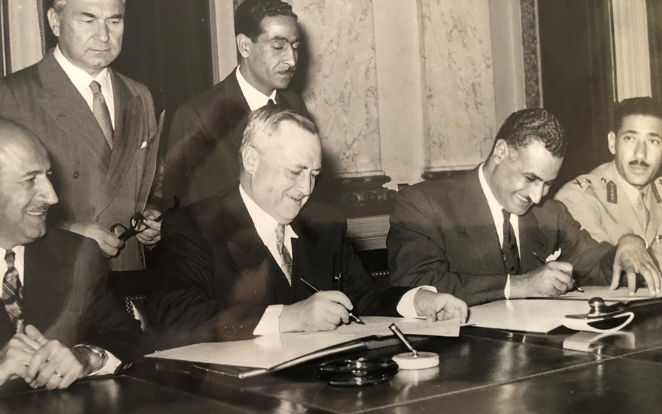 جمال عبد الناصر وسعيد الغزي يوقعان اتفاق القيادة المشتركة عام 1955 (2)
