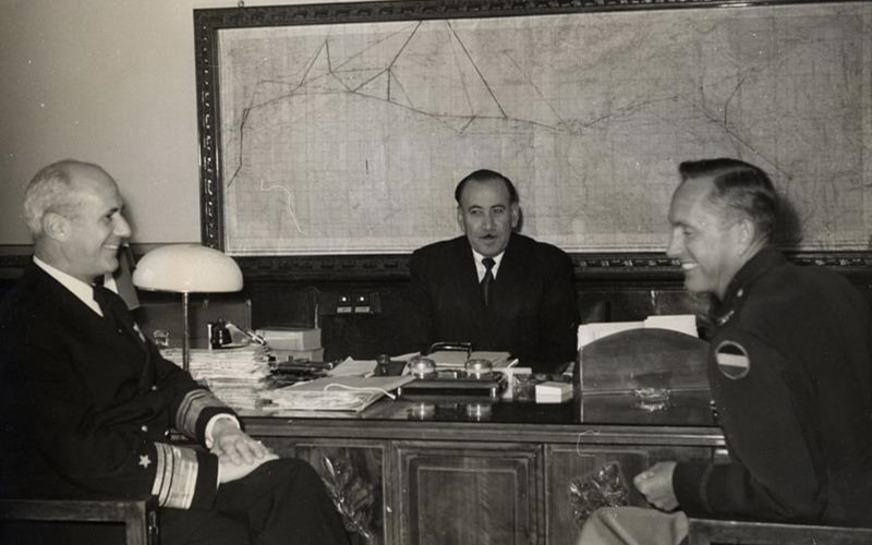 رفعت خانكان وزير الدفاع وضباط من الجيش الأميركي في دمشق عام 1953