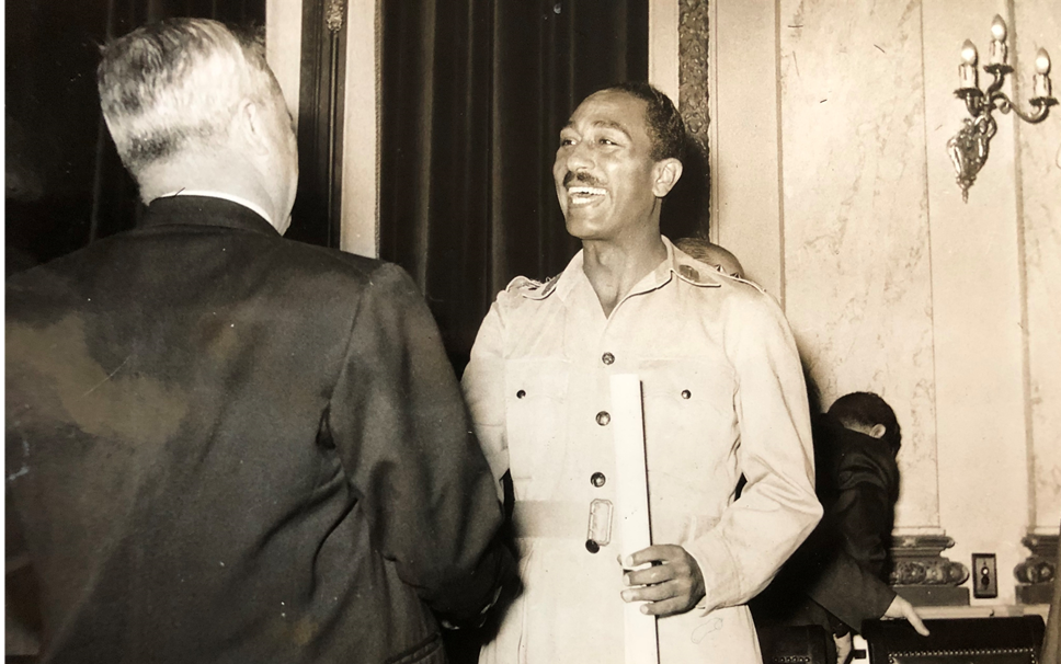 سعيد الغزي وأنور السادات أثناء مراسم توقيع اتفاق القيادة المشتركة عام 1955