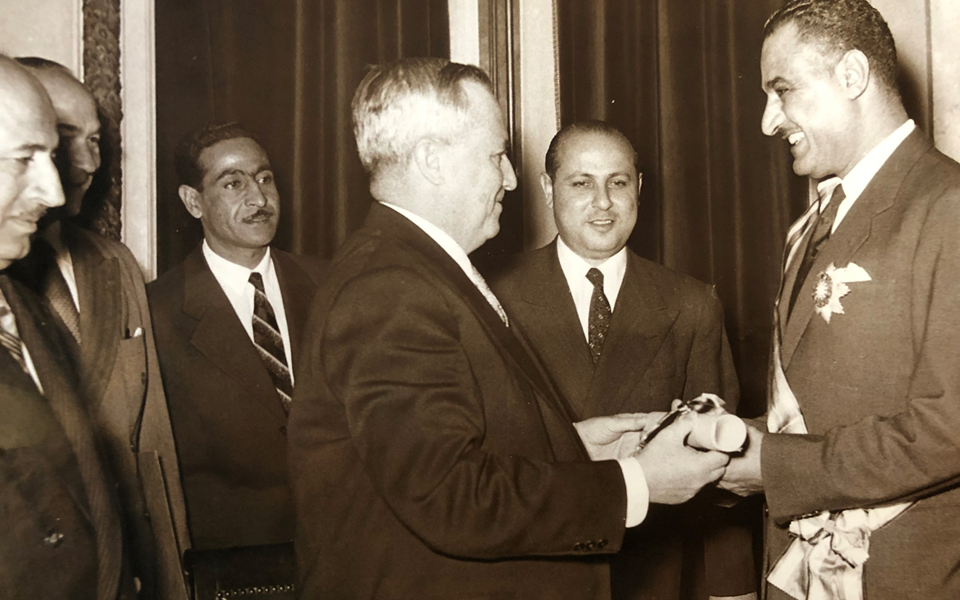 سعيد الغزي يقلد جمال عبد الناصر وساماً في عام 1955