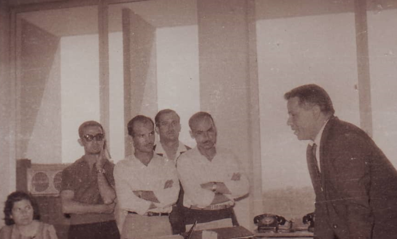 أعضاء من نادي الفنون الجميلة في السويداء مع وزير الإعلام العراقي في بغداد 1963م