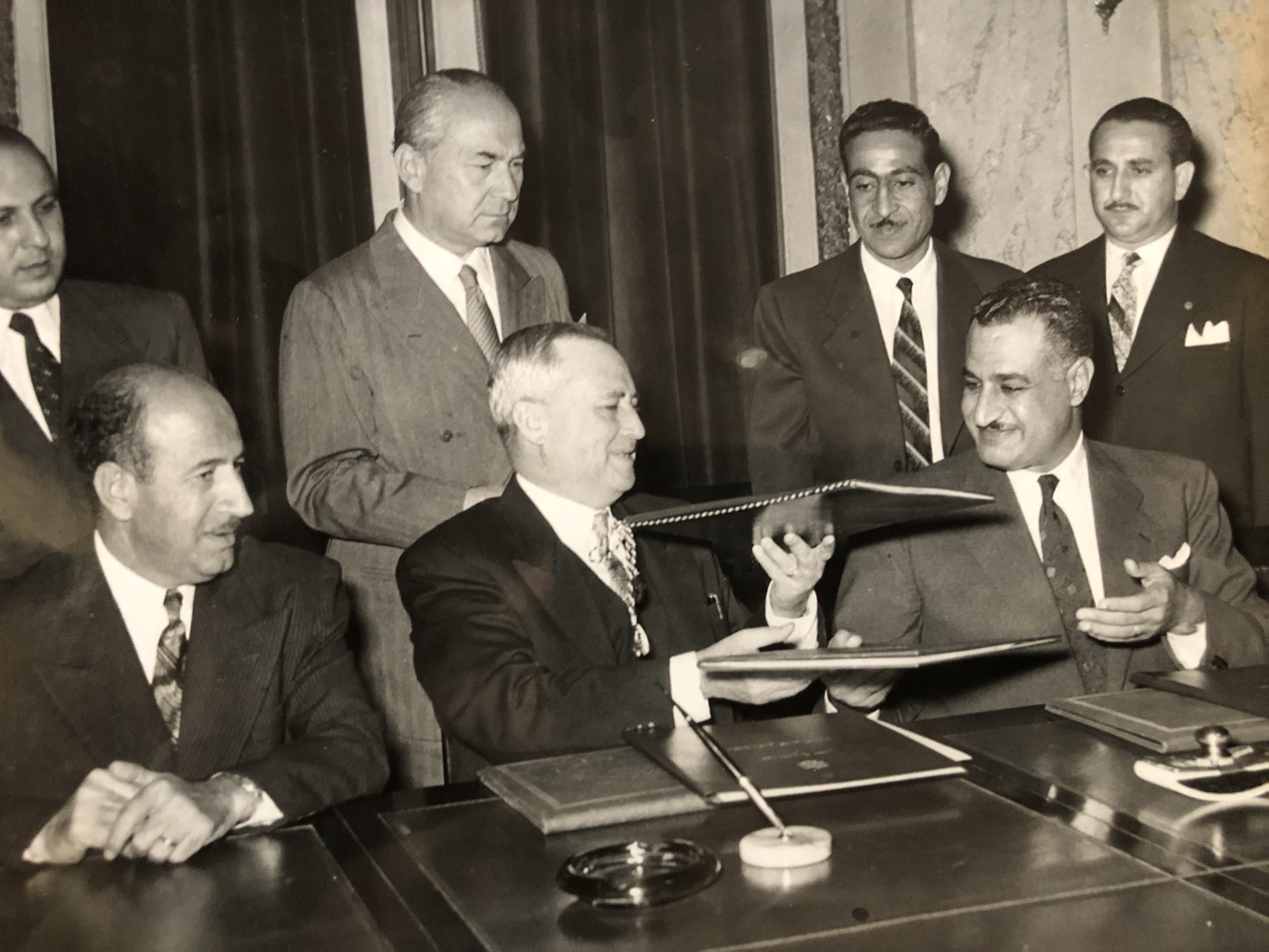 التاريخ السوري المعاصر - جمال عبد الناصر وسعيد الغزي يوقعان اتفاق القيادة المشتركة عام 1955 (3)