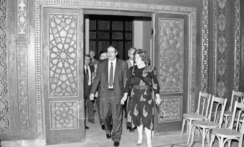 محمود الزعبي ونجاح العطار يدخلان إلى القاعة الشامية عام 1989م