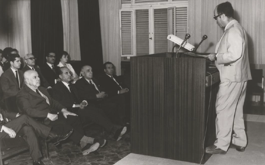 جمال الأتاسي يلقي محاضرة في جامعة دمشق عام 1971