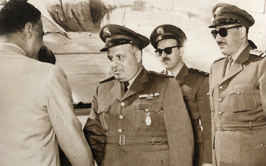 التاريخ السوري المعاصر - جمال عبد الناصر يصافح جمال الفيصل في مطار القاهرة 1955م