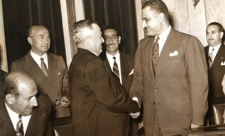 جمال عبد الناصر وسعيد الغزي يوقعان اتفاق القيادة المشتركة عام 1955 (4)