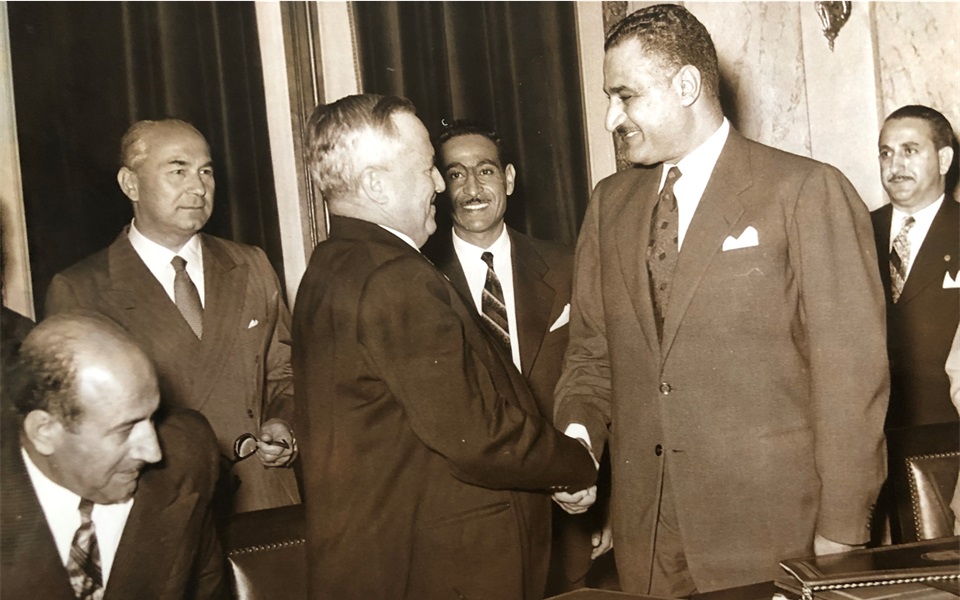 جمال عبد الناصر وسعيد الغزي يوقعان اتفاق القيادة المشتركة عام 1955 (4)