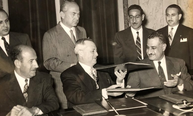 جمال عبد الناصر وسعيد الغزي يوقعان اتفاق القيادة المشتركة عام 1955 (3)