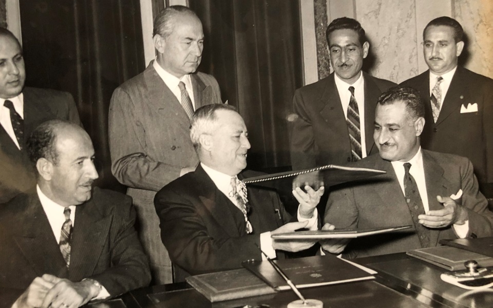 جمال عبد الناصر وسعيد الغزي يوقعان اتفاق القيادة المشتركة عام 1955 (3)