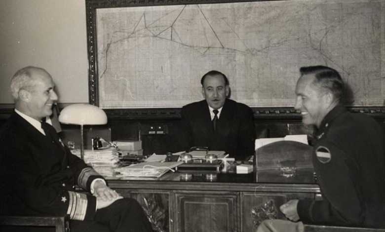 رفعت خانكان وزير الدفاع وضباط من الجيش الأميركي في دمشق عام 1953
