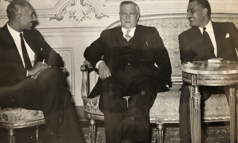 سعيد الغزي وجمال عبد الناصر في مراسم توقيع اتفاق القيادة المشتركة عام 1955 (3)