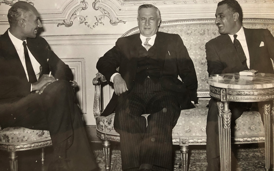 سعيد الغزي وجمال عبد الناصر في مراسم توقيع اتفاق القيادة المشتركة عام 1955 (3)