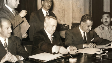 جمال عبد الناصر و سعيد الغزي يوقعان اتفاق القيادة المشتركة عام 1955 (1)