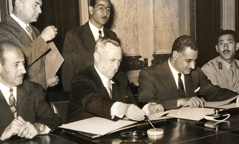 جمال عبد الناصر و سعيد الغزي يوقعان اتفاق القيادة المشتركة عام 1955 (1)