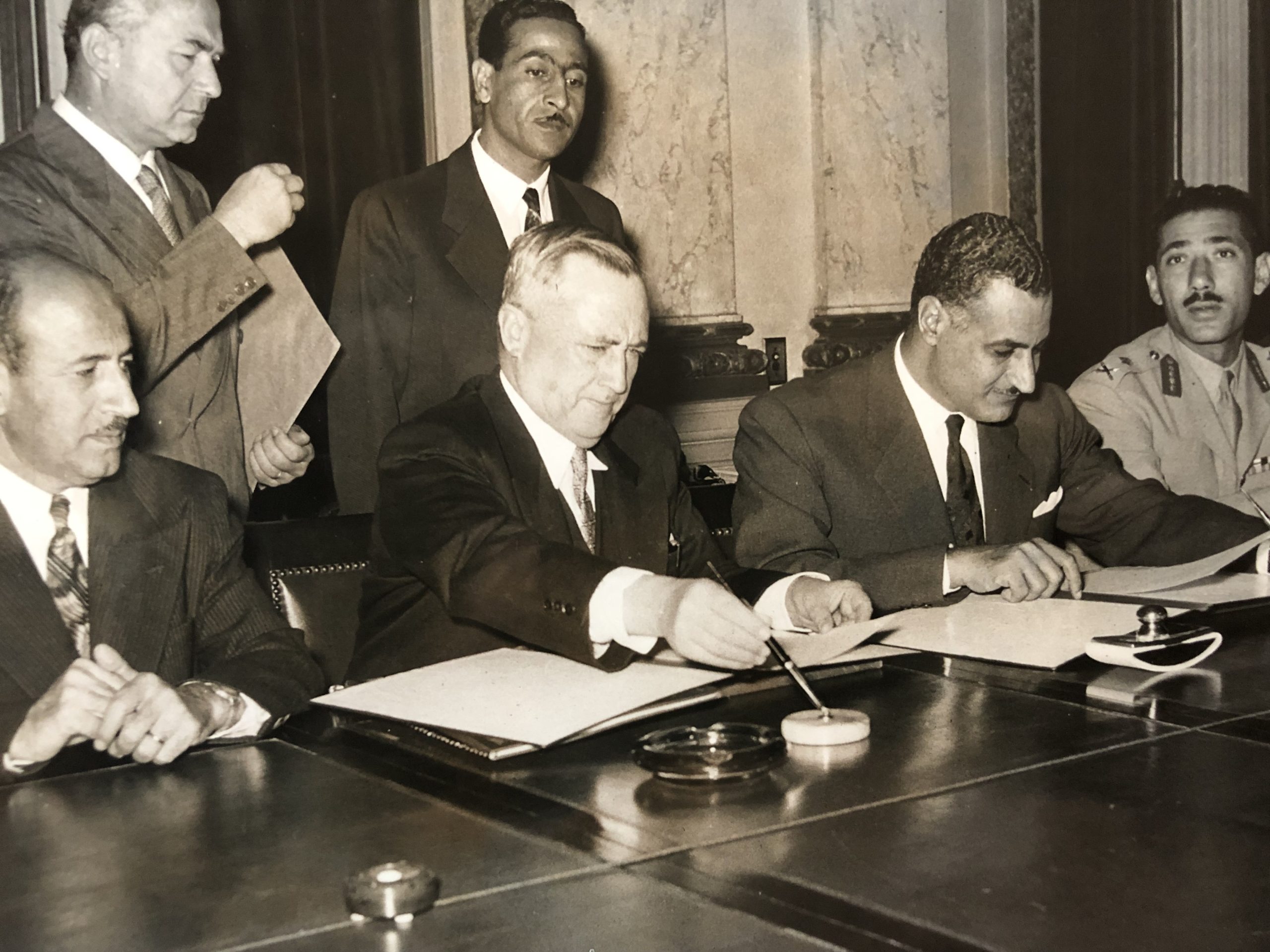التاريخ السوري المعاصر - جمال عبد الناصر و سعيد الغزي يوقعان اتفاق القيادة المشتركة عام 1955 (1)