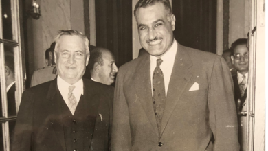 سعيد الغزي وجمال عبد الناصر في مراسم توقيع اتفاق القيادة المشتركة عام 1955 (2)