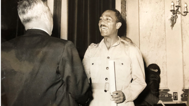 سعيد الغزي وأنور السادات أثناء مراسم توقيع اتفاق القيادة المشتركة عام 1955