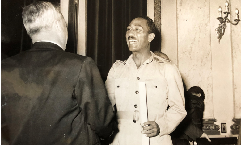 التاريخ السوري المعاصر - سعيد الغزي وأنور السادات أثناء مراسم توقيع اتفاق القيادة المشتركة عام 1955