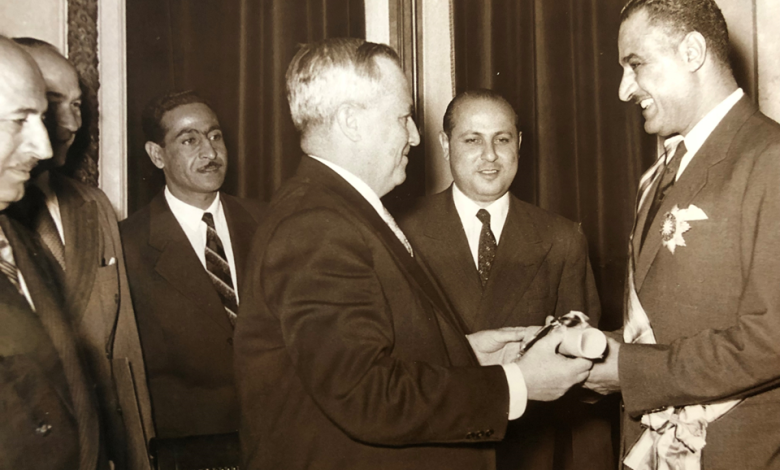 سعيد الغزي يقلد جمال عبد الناصر وساماً في عام 1955