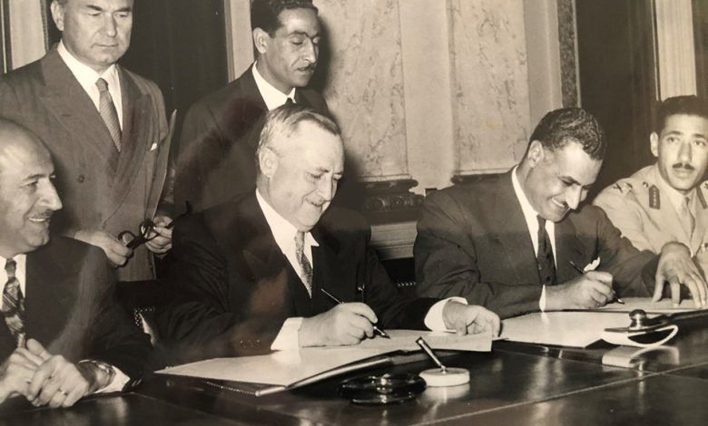التاريخ السوري المعاصر - جمال عبد الناصر وسعيد الغزي يوقعان اتفاق القيادة المشتركة عام 1955 (2)