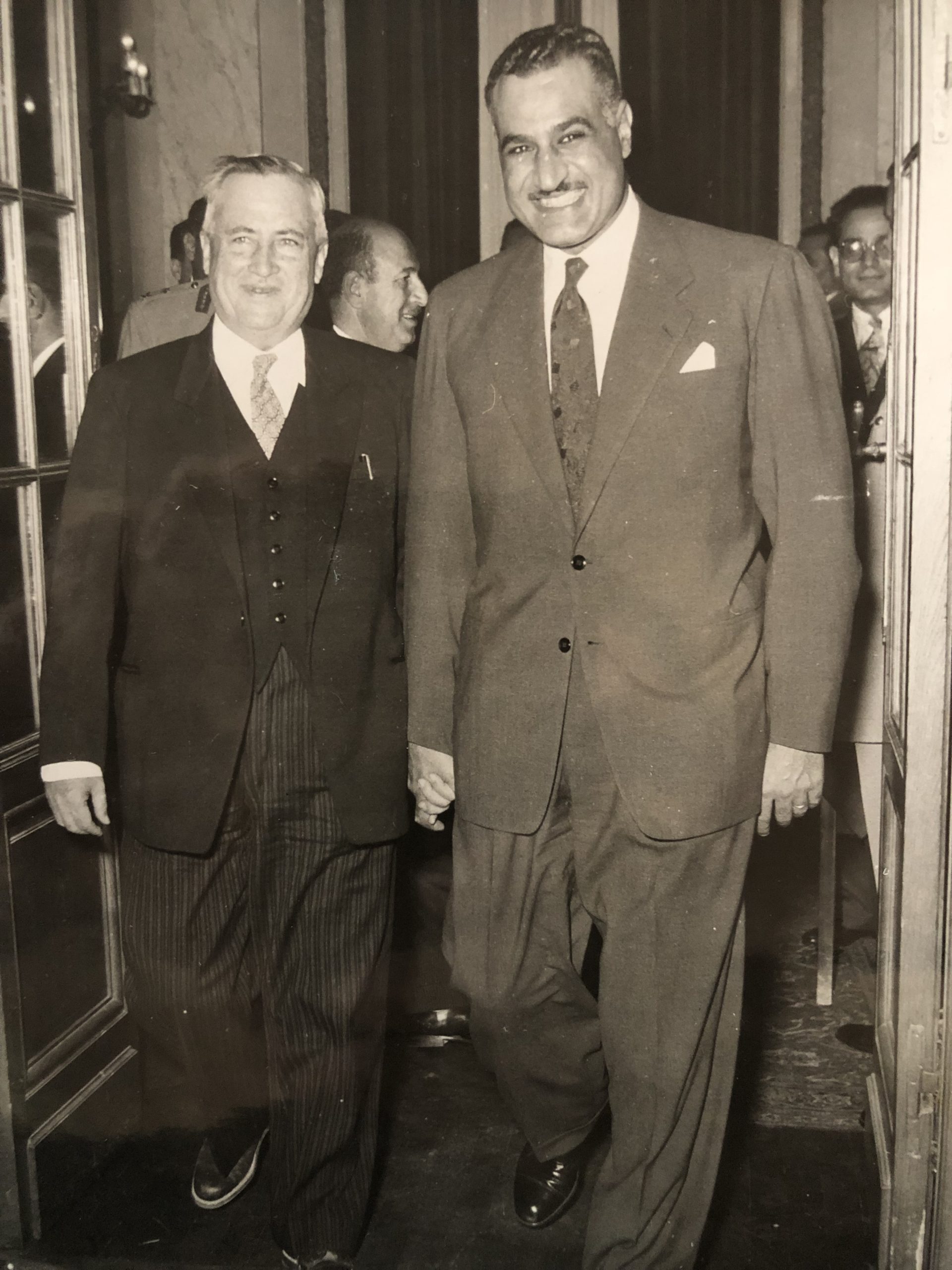 التاريخ السوري المعاصر - سعيد الغزي وجمال عبد الناصر في مراسم توقيع اتفاق القيادة المشتركة عام 1955 (2)