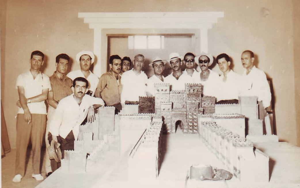 أعضاء من نادي الفنون الجميلة في السويداء في متحف بابل بالعراق عام 1963م