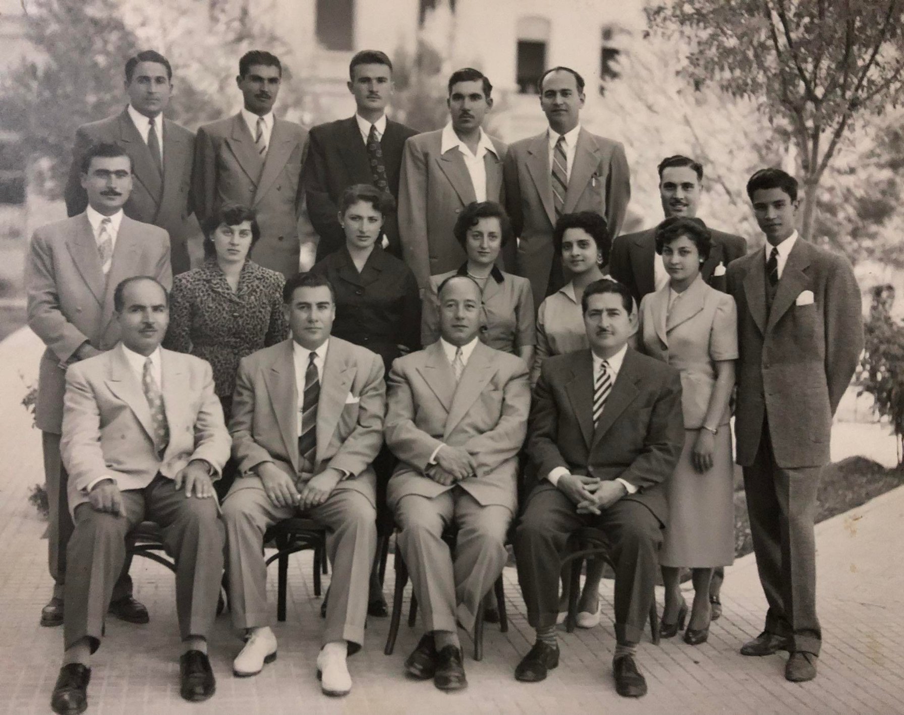 التاريخ السوري المعاصر - أعضاء الجمعية الجغرافية في حديقة كلية العلوم في الجامعة السورية 1955