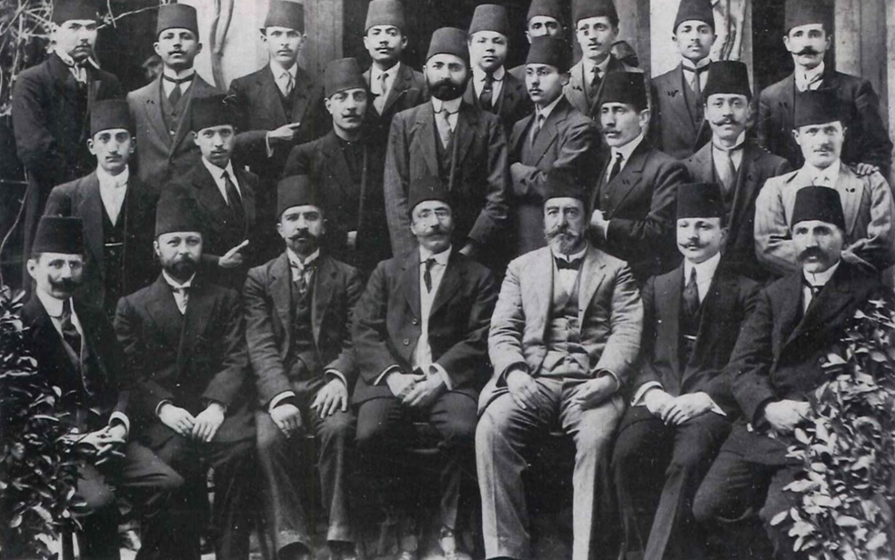 الهيئة التدريسية وخريجو قسم الصيدلة في المدرسة الطبية العثمانية في دمشق عام 1913