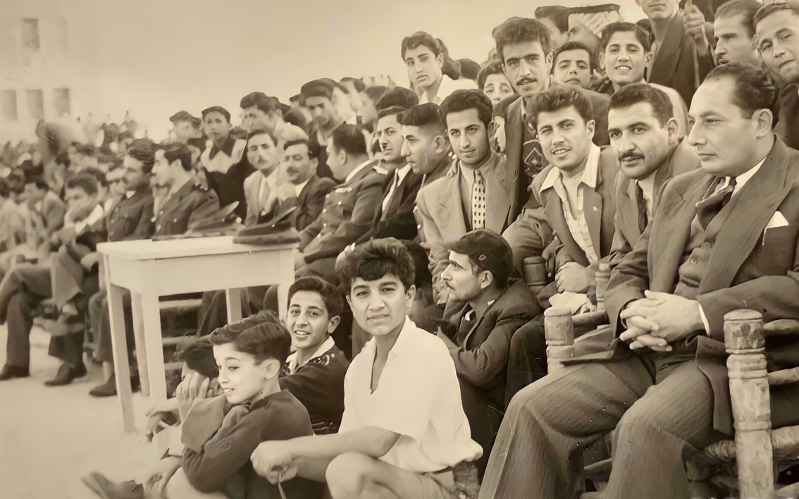 الجمهور في الملعب البلدي في دير الزور بداية خمسينيات القرن العشرين