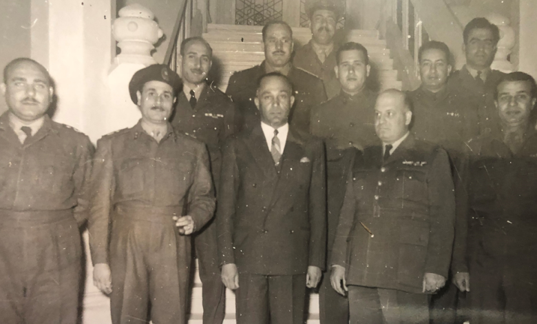 مجموعة من الضباط في اجتماع القيادة المشتركة للجيشين السوري والمصري عام 1955