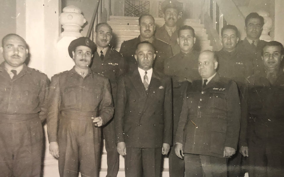 مجموعة من الضباط في اجتماع القيادة المشتركة للجيشين السوري والمصري عام 1955