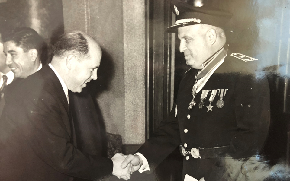 جمال الفيصل في السفارة السورية بالقاهرة في احتفال ذكرى الجلاء عام 1956