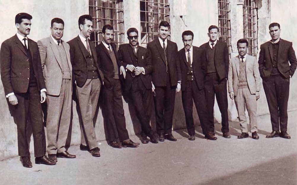 مدرسون بمناسبة عيد الأم  في مدرسة يوسف العظمة في دير الزور عام 1967