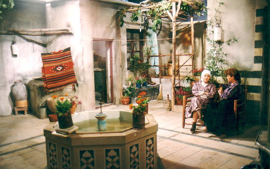 هالة شوكت وهدى شعراوي في مسلسل أيام شامية عام 1992