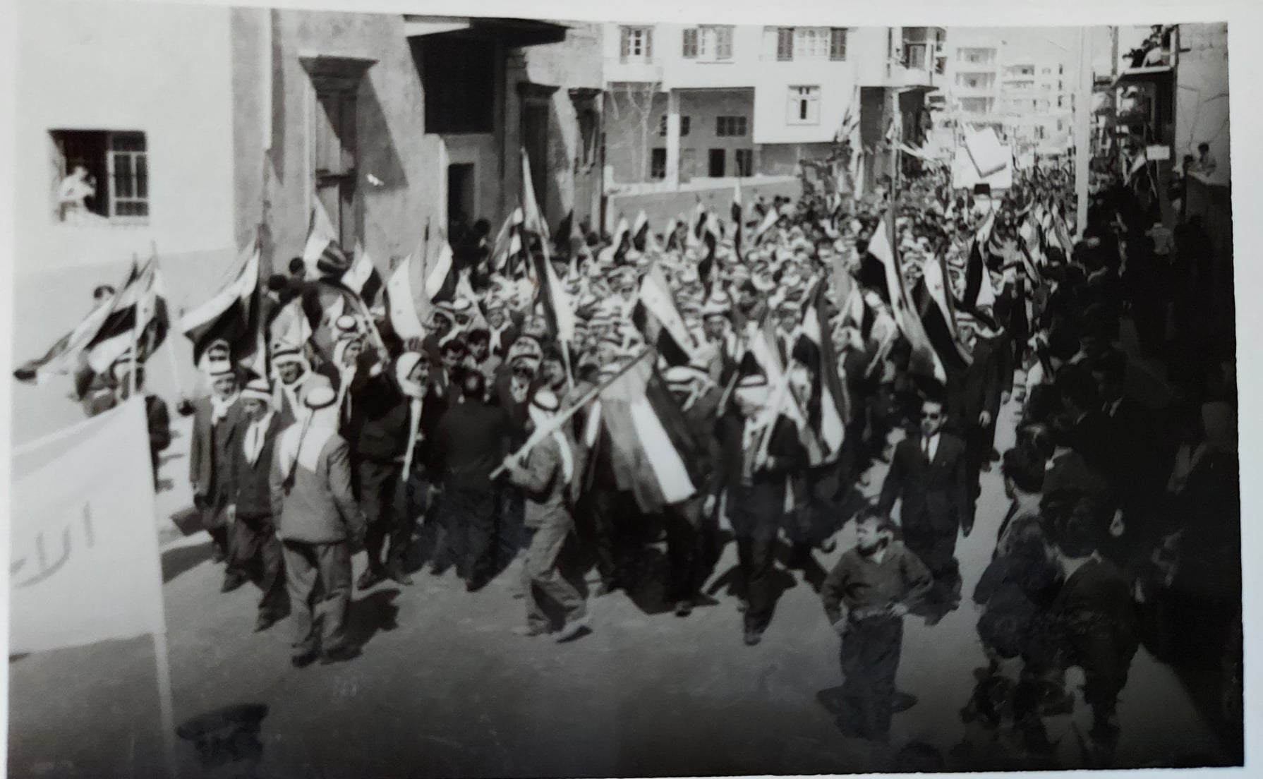 التاريخ السوري المعاصر -  مسيرة أثناء الاحتفال بعيد الجلاء في اللاذقية عام 1963