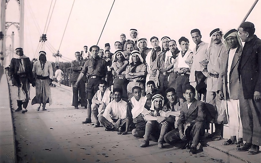 مجموعة من كشاف سورية على الجسر المعلق في دير الزور عام 1939