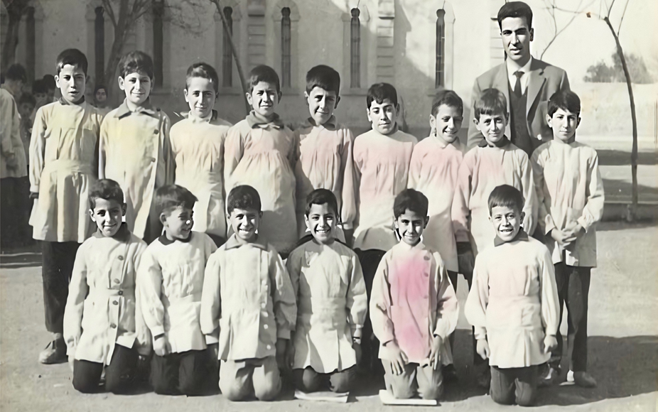 طلاب مدرسة القديس يوسف الكبوشية في دير الزور عام 1965