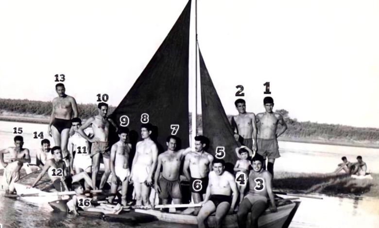 شبان على متن قارب في نهر الفرات في ستينيات القرن العشرين