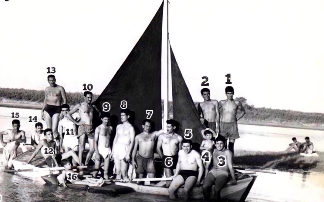 شبان على متن قارب في نهر الفرات في ستينيات القرن العشرين